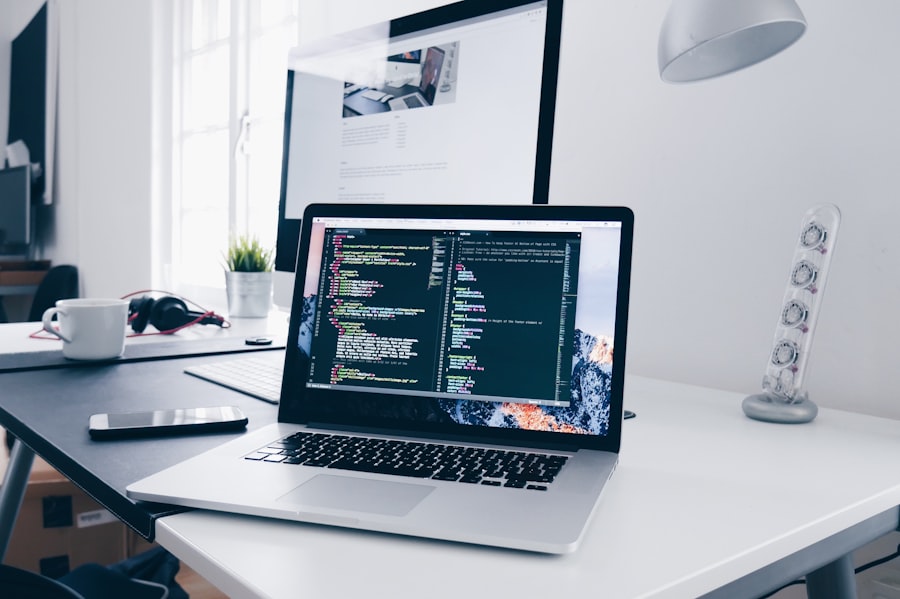 Diseñadora revisando el diseño de una web a medida en su portátil